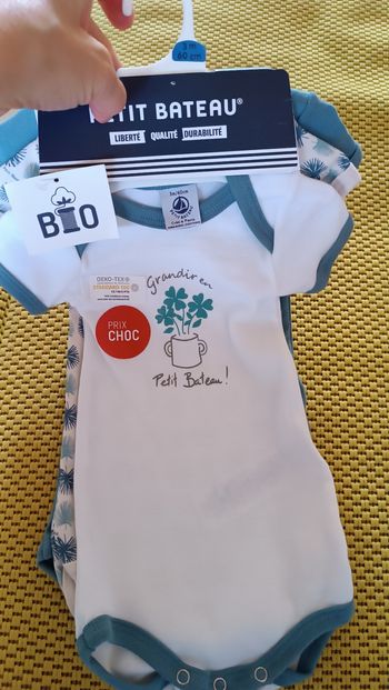 Petit Bateau. Lot de 3 Bodies manches courtes. 100% Coton. Taille 3 mois 60 cm