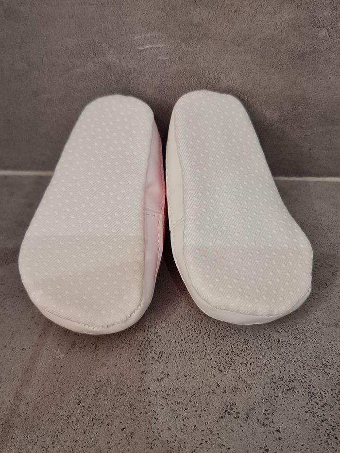 Chaussons petites étoiles 6-9 mois neufs - photo numéro 3