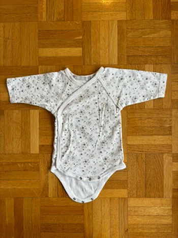 Bodie cache cœur 1 mois 3 Suisses très bon état