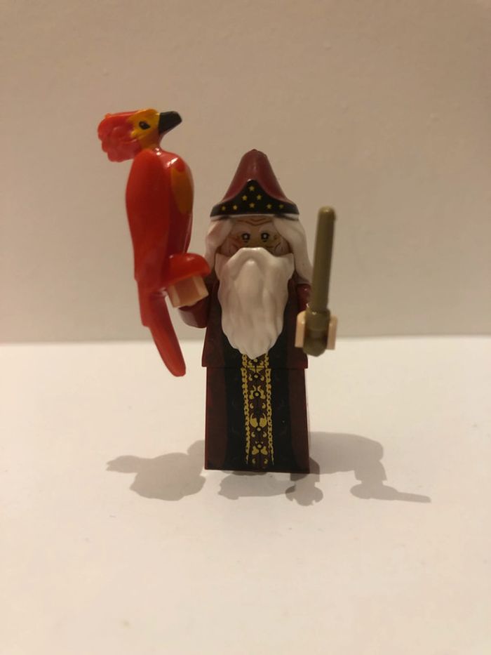 Figurine type lego professeur Dumbledor et Fumesec le phœnix. Harry Potter