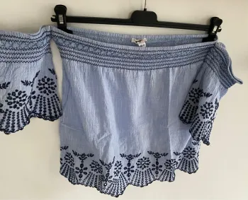 Top col bateau Jennyfer bleu ciel marine broderie anglaise