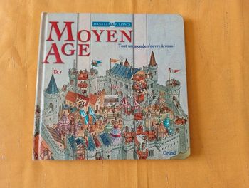 Livre à volets Sur le Moyen Âge avec beaucoup de détails