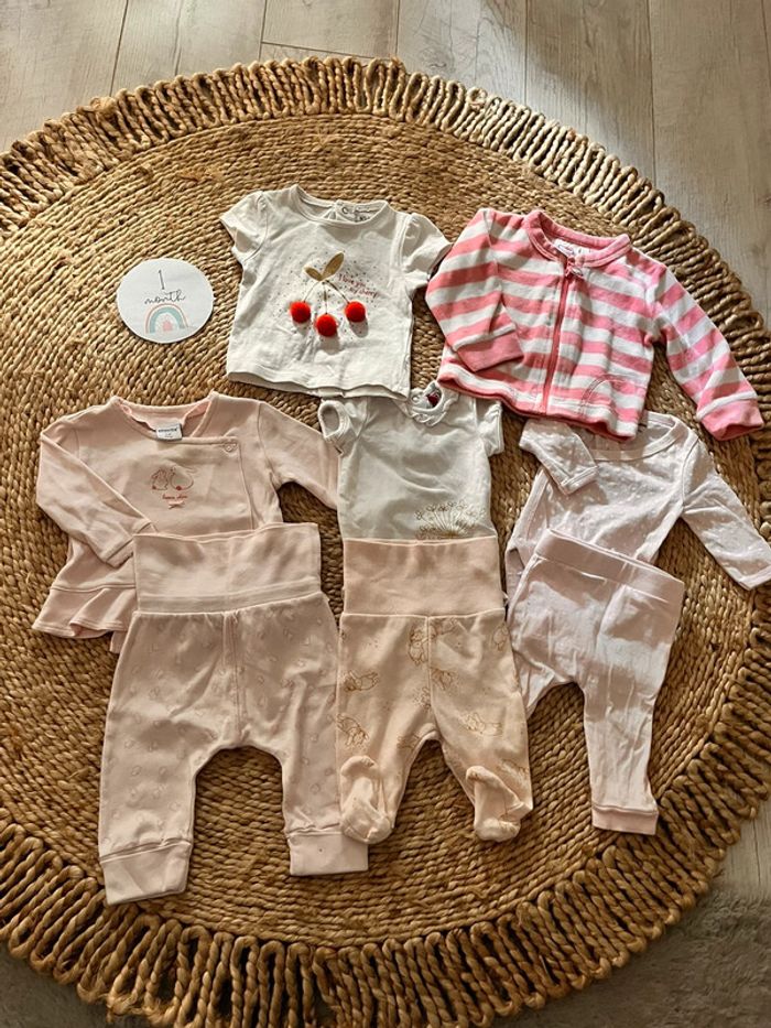 Lot bébé fille un mois