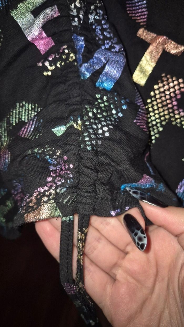 Tee-shirt noir avec écriture multicolore - photo numéro 4