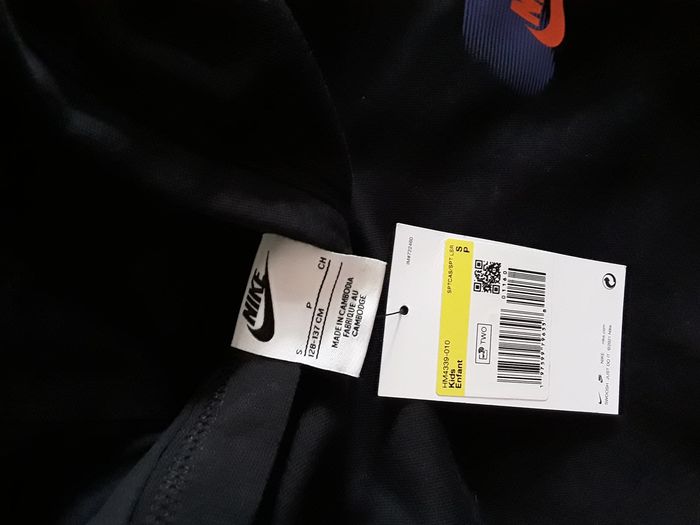SWEAT À CAPUCHE NIKE NEUF TAILLE 8-10 ANS - photo numéro 2