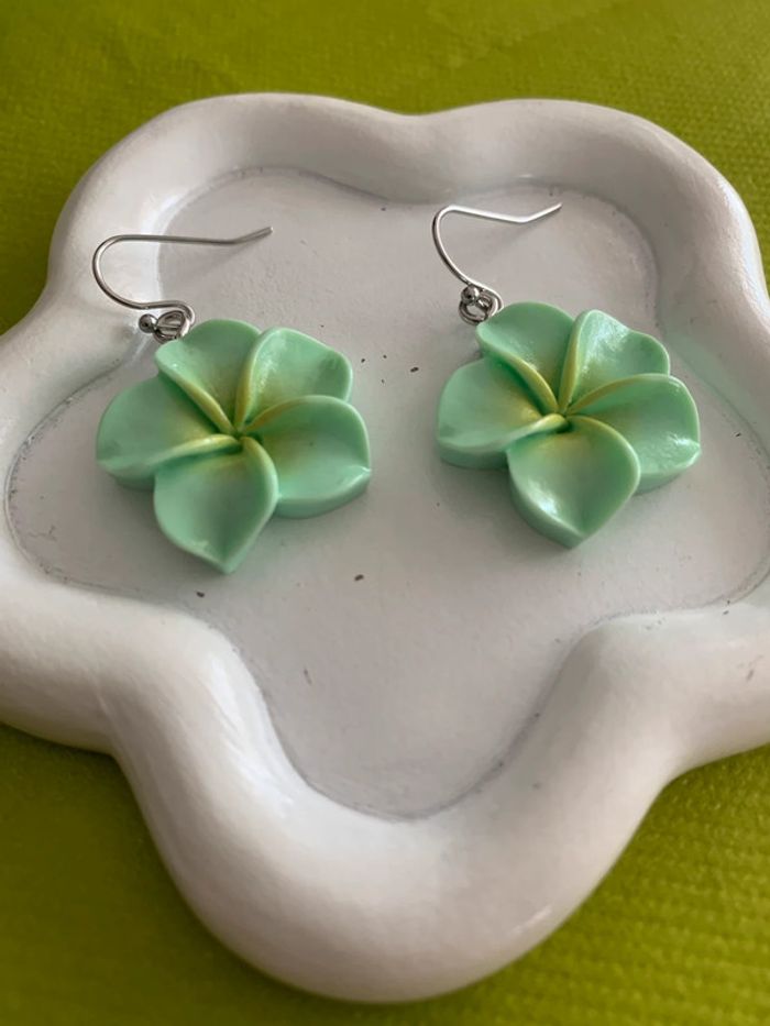Boucles d’oreilles fleur d’hibiscus verte en résine - photo numéro 2