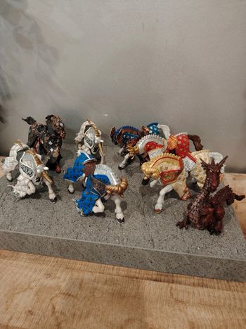Lot figurines papo chevaux médiévaux maîtres des armes + dragon