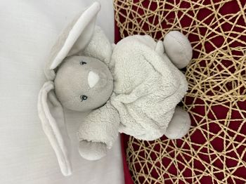Doudou musical lapin plume gris blanc KALOO