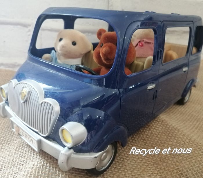 Voiture et figurines sylvanian - photo numéro 4