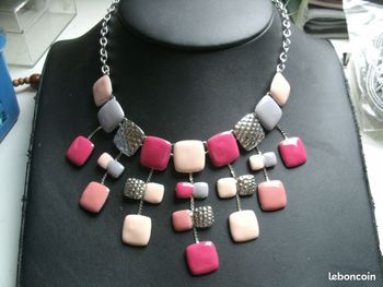 Collier émail - Grappe de carré de roses et métal argenté sur chaîne réglable