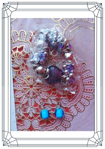 Lot bracelet violet neuf avec boucles d'oreilles bleues