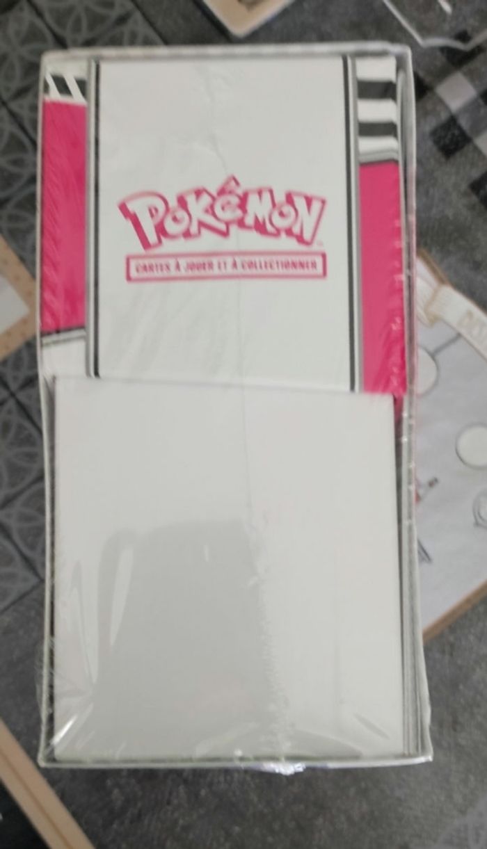 Pokémon - ETB - Coffret dresseur d'elite EV10.5 flamme blanche ( bloc écarlate et violet ) - photo numéro 4
