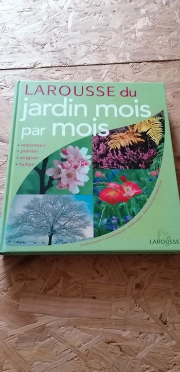 Livre. Larousse du jardin mois par mois