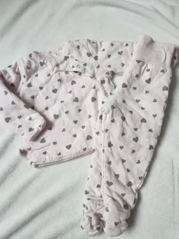 Beau pyjama épais hiver bébé fille rose et taupe motif coeurs 9 mois deux pièces qui s'accrochent