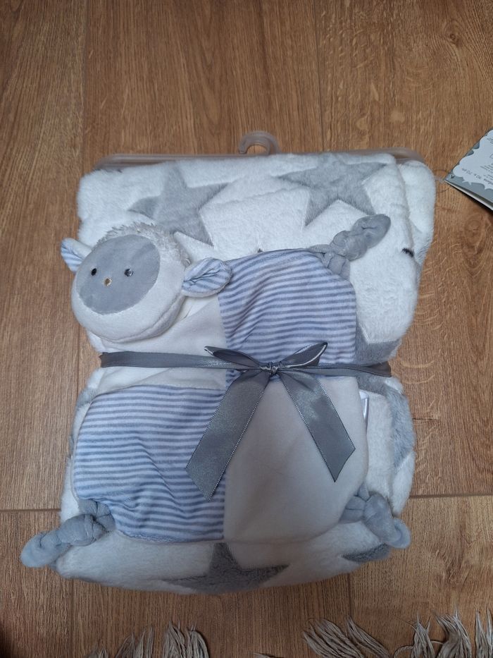 Couverture étoiles et doudou mouton