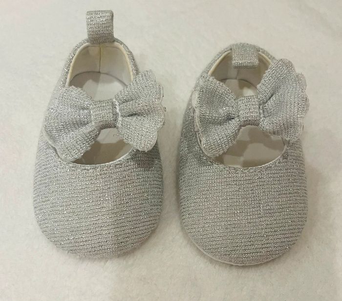 Petites ballerines / chaussures argentés 1/6 mois neuve