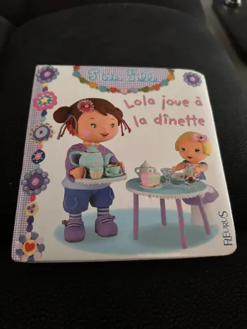 Lola joue à la dînette