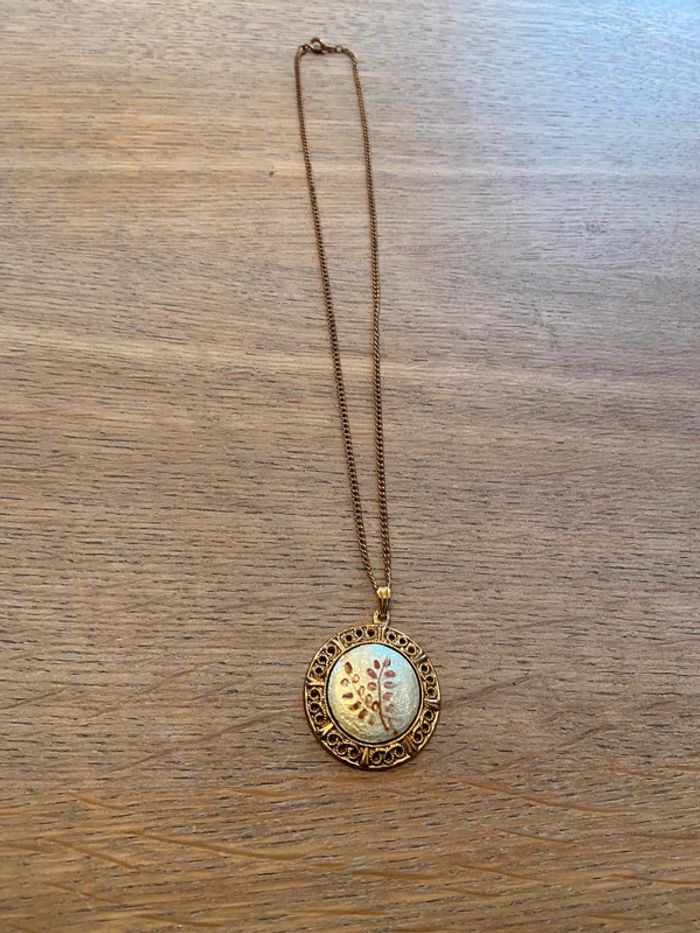 Collier médaillon en laiton ouvragé émail nacré