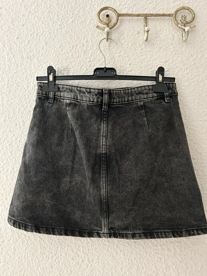 Jupe courte en jean noir grise à boutons - photo numéro 3