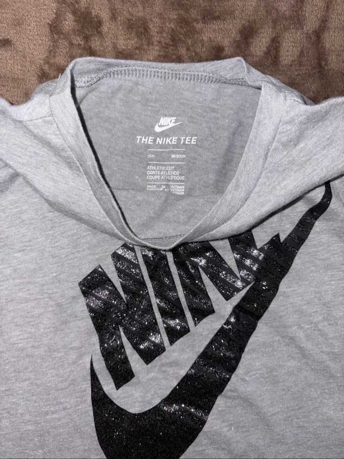 T-shirt Nike fille taille 24 mois gris en très bon état. - photo numéro 3
