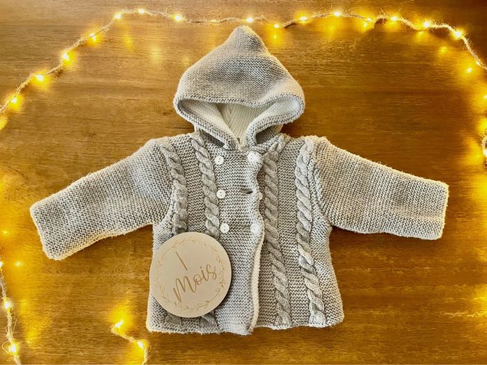 Gilet / Brassière avec capuche en 3 mois