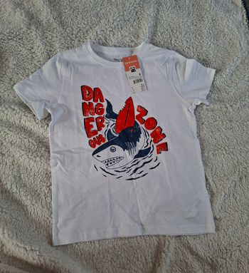 Tee shirt requin 8 ans neuf