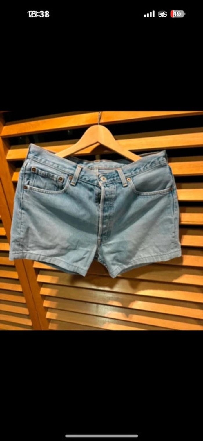 Short en jean Levi’s femme - Taille 33 vintage - photo numéro 2