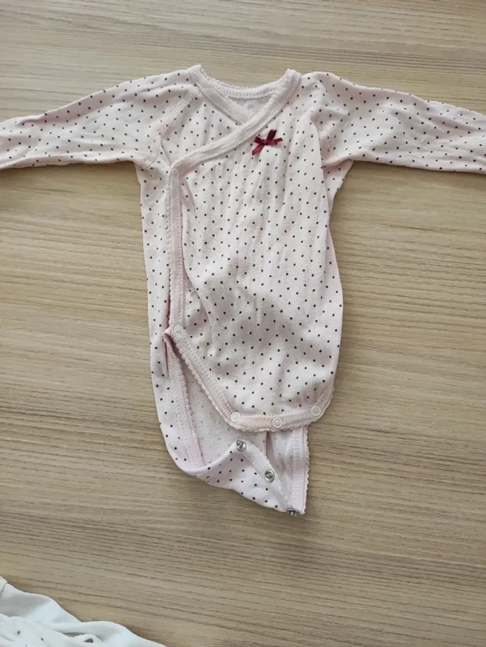 Lot 8 bodys 1 mois satisfaisant - photo numéro 7