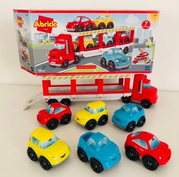 Camion remorque avec six véhicules 