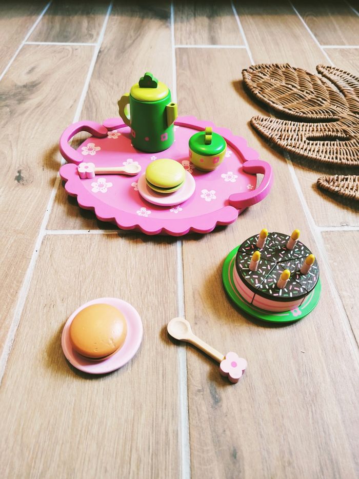 🎂Dinette théière avec gâteaux d'anniversaire et macarons sur plateau en bois marque Djeco