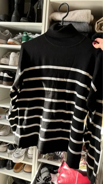 Pull fin col roulé rayures