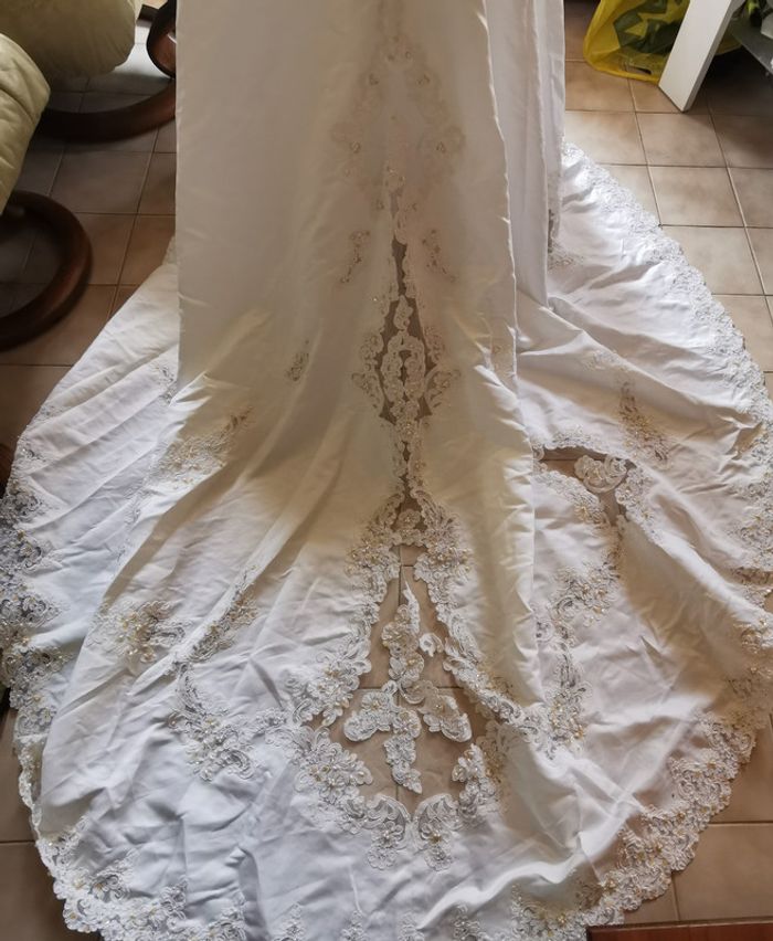 Robe de mariée blanche + voile+ jupon +cerceaux +gants - photo numéro 10