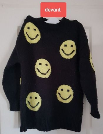 Pull LONG noir manches longues, motif smileys jaunes souriants