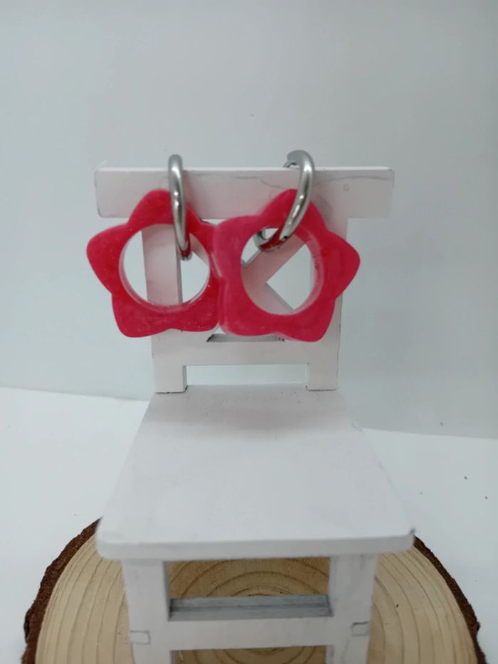 Boucles d'oreilles anneaux grandes fleurs rouges - photo numéro 2