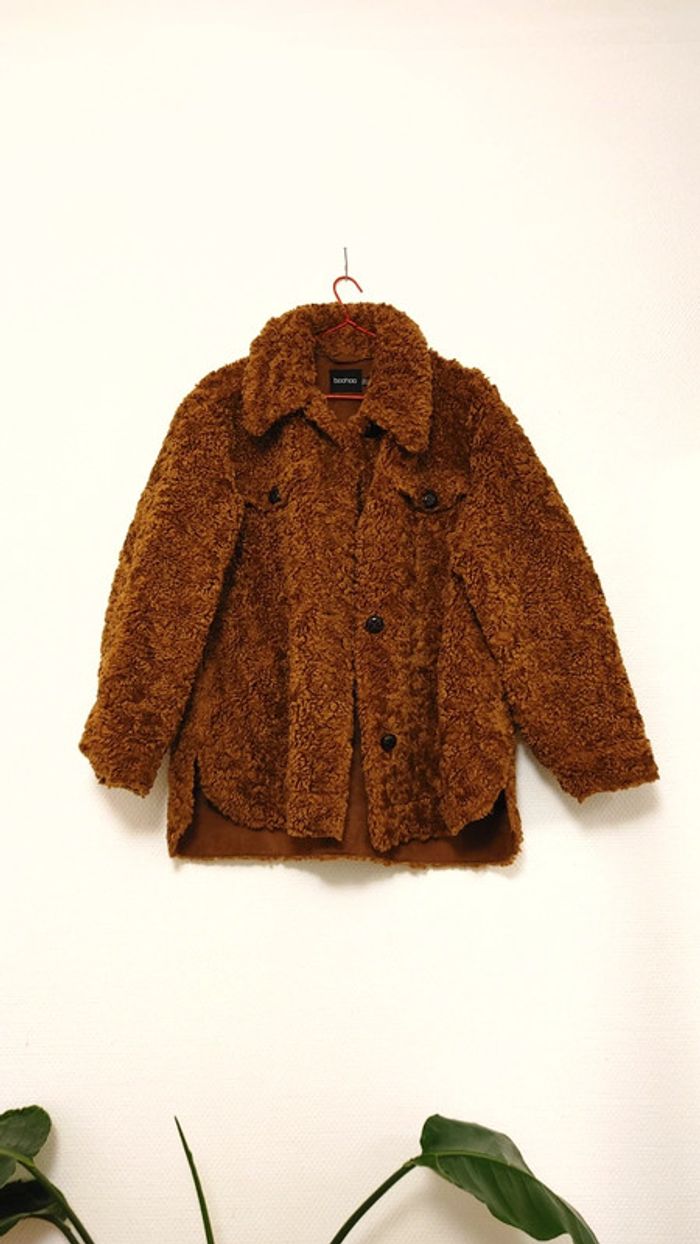 Manteau veste tendance faux shearling teddy bouclé marron brun découpe originale fente