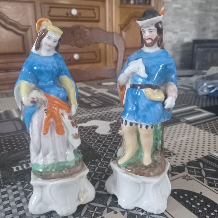 2 statuettes