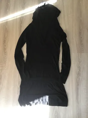 Robe tunique avec capuche noire