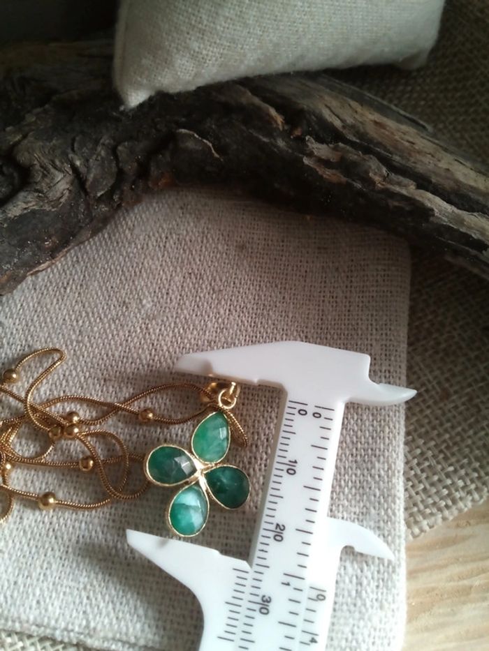Collier pendentif en pierres naturelles d'émeraude - photo numéro 3