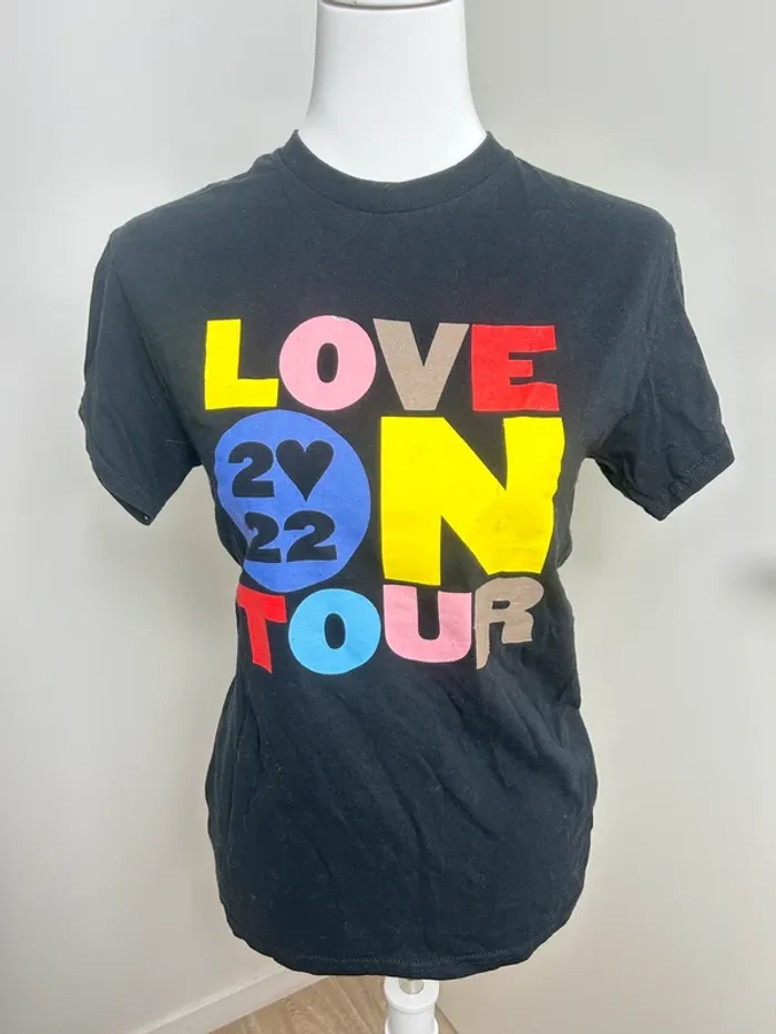 Harry Styles merch love on tour 2022