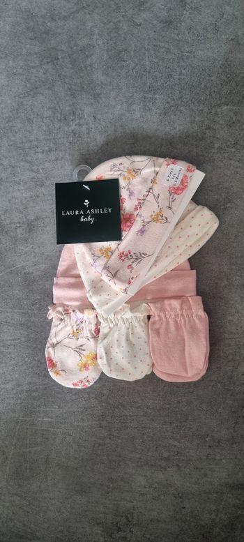 Lot bonnets & moufles bébé Laura Ashley – 0-3 mois – Neuf