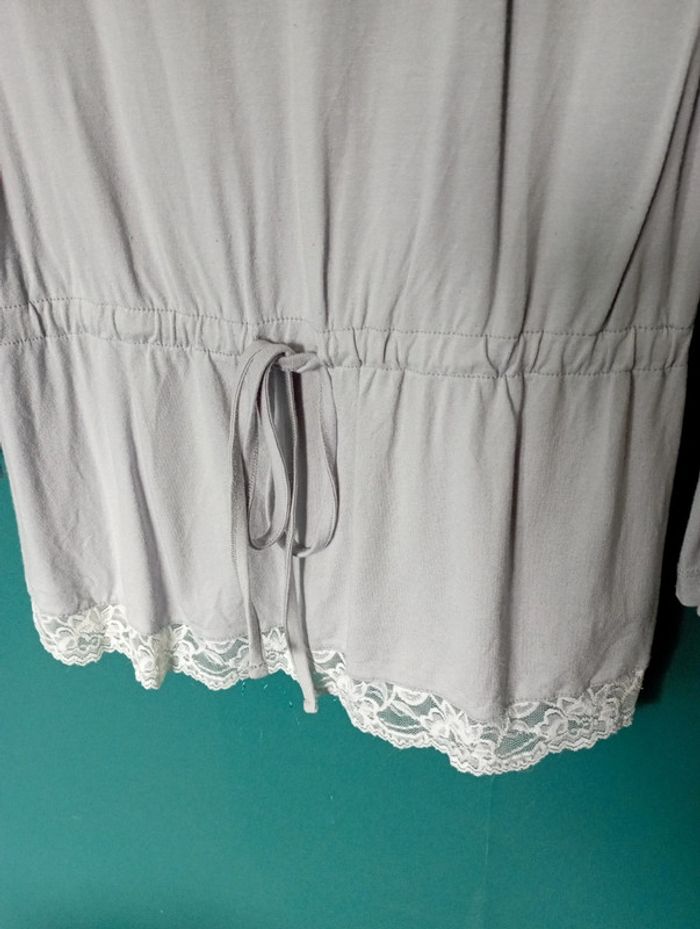 Tunique gris clair et dentelle blanche - photo numéro 4