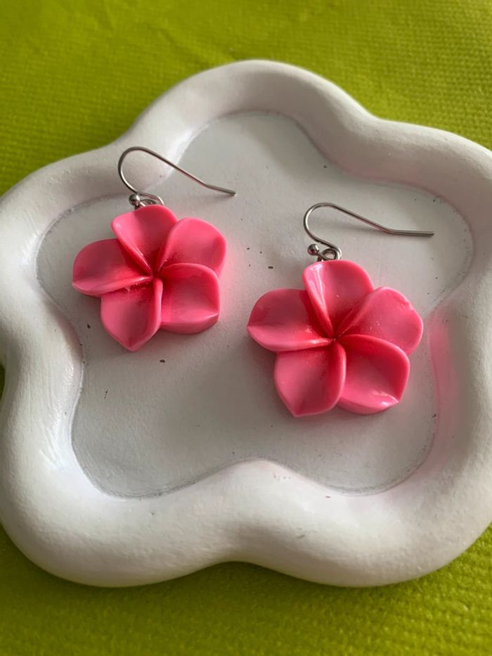 Boucles d’oreilles fleur d’hibiscus rose en résine - photo numéro 3
