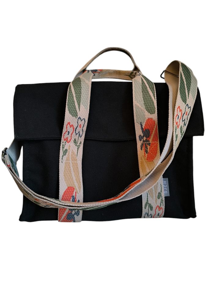 sac à main noir avec plusieurs compartiments