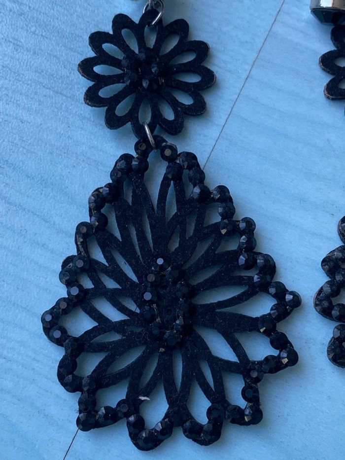 Boucles d’oreilles pendantes feutrine noire avec strass - photo numéro 2