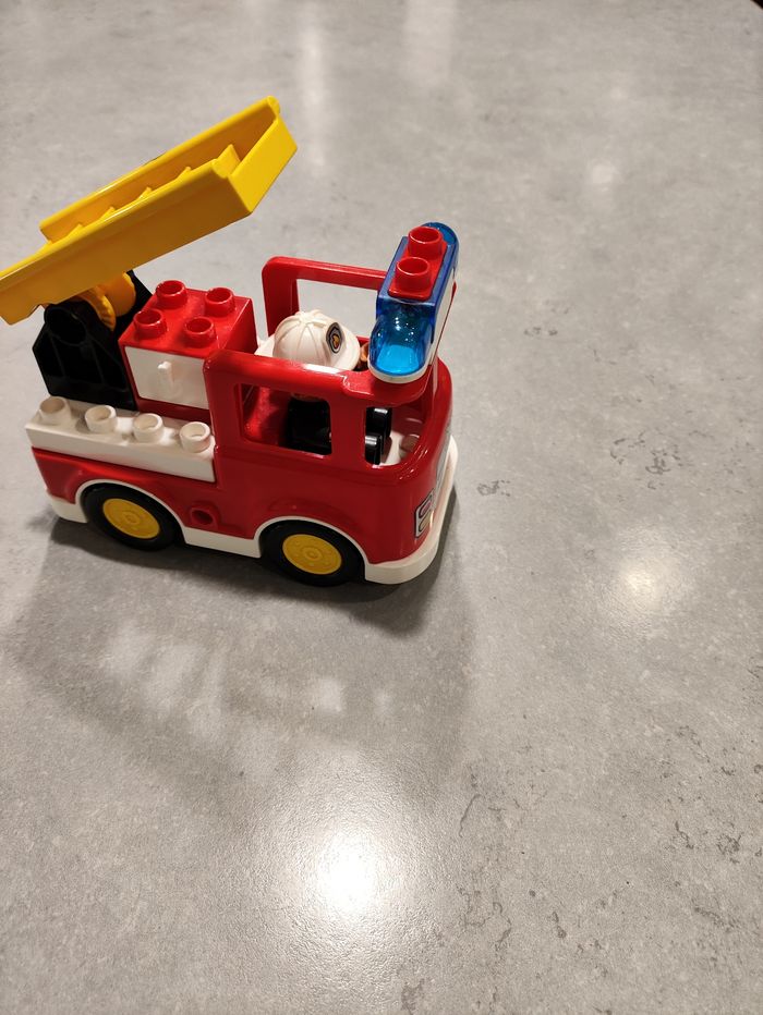 Lego Duplo – Camion de pompier + figurines + arbre - photo numéro 3