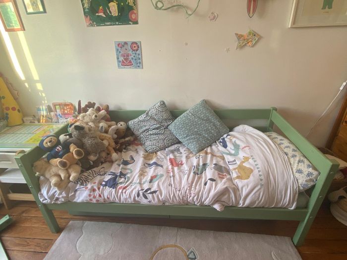 Lit enfant Hoppekids 70×160 – bois massif – matelas premium – état impeccable - photo numéro 3