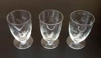 Années 1930  3 Verres sur piédouche Décor floral ciselé