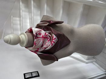 Carré crème et rose à motifs fleuris effet satiné