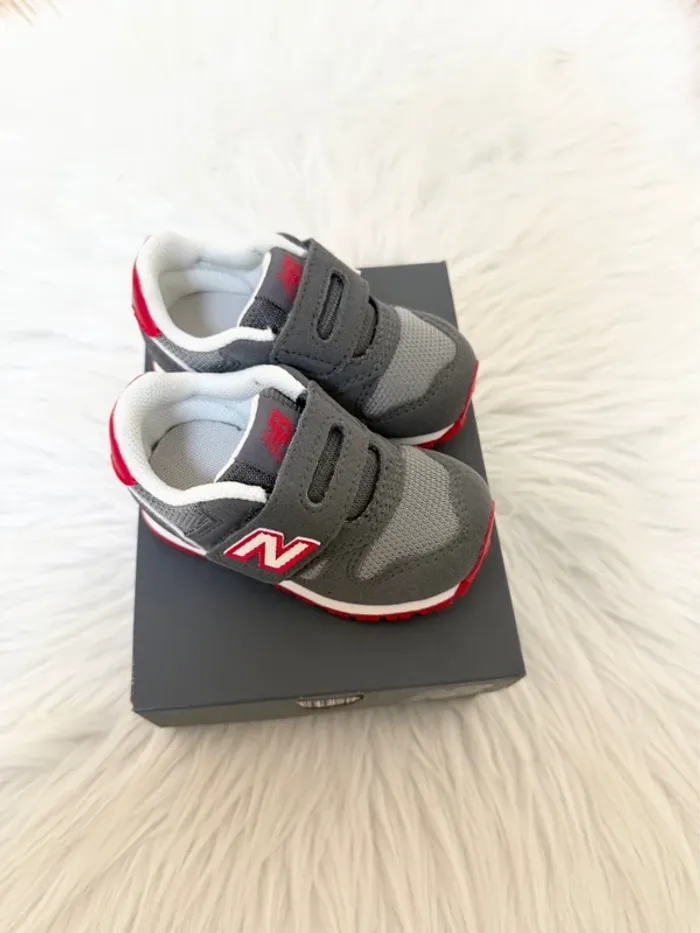 Baskets New Balance bébé – Taille 20,5 – gris/rouge – Neuf avec étiquette