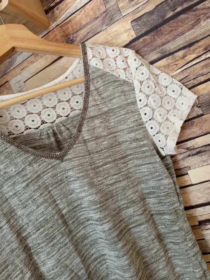 Tshirt gris blanc paillettes dentelle - photo numéro 3